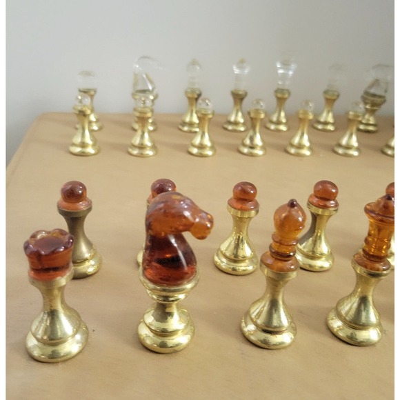 VTG Brass Metal & Amber & Clear Glass Chess Set 32 Pieces Complete, Felt Bottoms - Picture 15 of 16